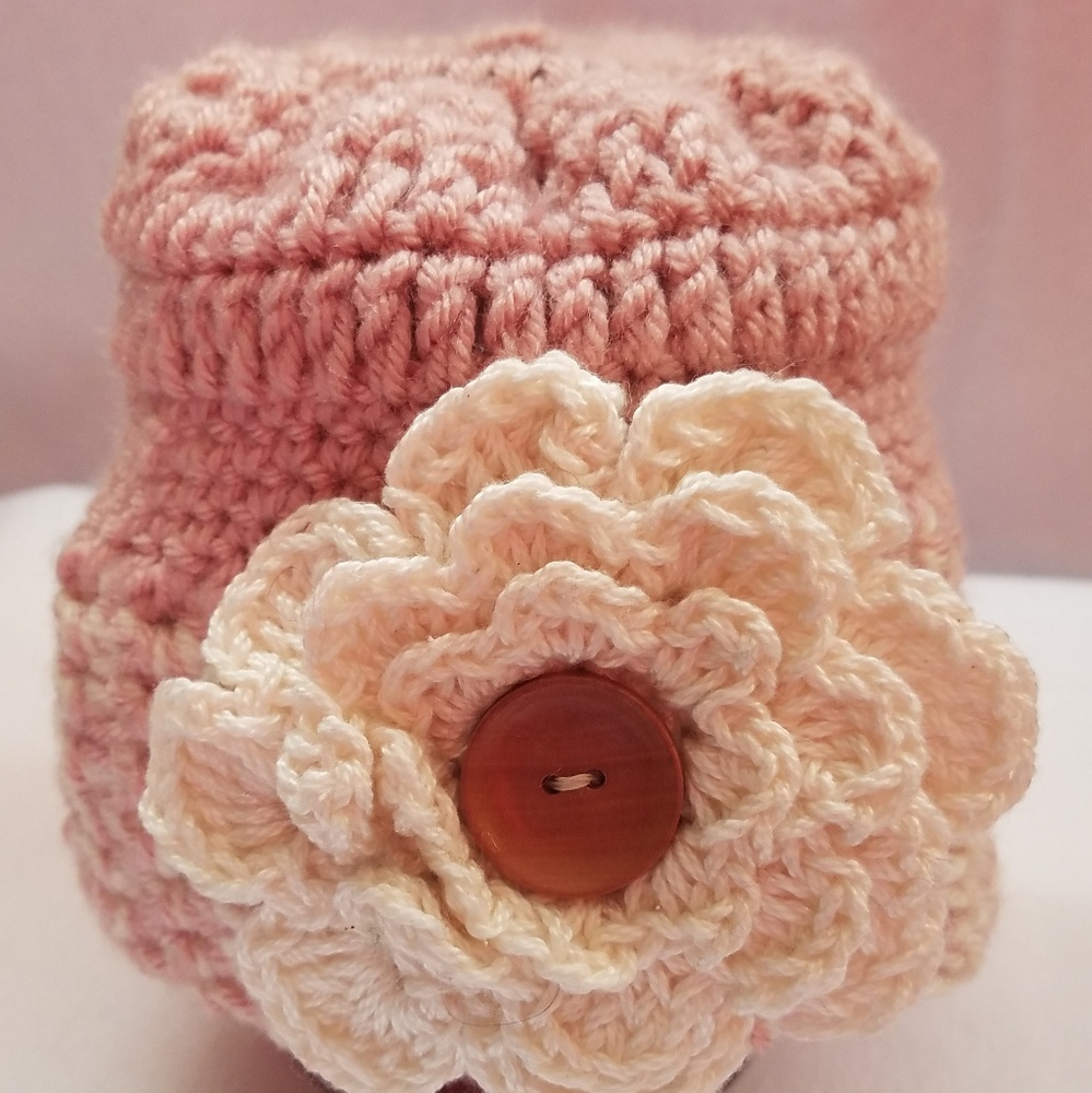 Little girls ponytail hat.  Probably a 2T size.